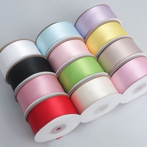 Macro-weergave van 12-kleuren 4cm satijnen lintrollen voor DIY-cadeauverpakkingen en hobby's