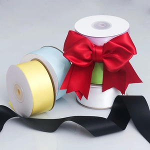 Macro-detail van polyester satijnen linten met hoge dichtheid in diverse kleuren voor cadeauverpakking