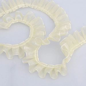 Detailansicht der 2,5 cm plissierten Chiffon-Spitze in Champagner mit Organza-Struktur