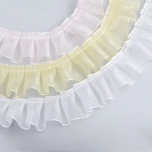 Detail von 2,5 cm geraffter Organza-Spitze in Rosa, Gelb und Weiß für DIY-Nähprojekte