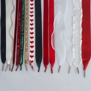 Detailansicht bunter Polyester-Rippbandgriffe mit Metallspitzen für Geschenktüten