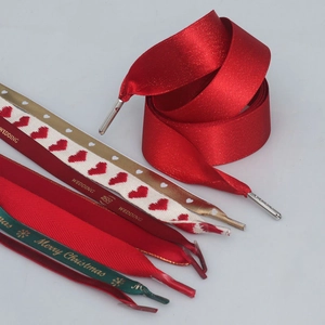 Detaillierte Makroansicht von Polyester-Ripsbändern für Hochzeits- und Weihnachtsgeschenke