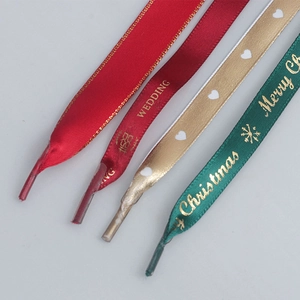Vielfalt an festlichen Polyester-Rippbändern und flachen Schnürsenkeln für Geschenktüten