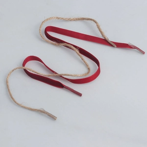 Flaches rotes Polyesterband und Juteschnur mit klaren Kunststoffenden für Geschenke