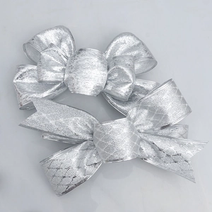 Fiocchi di Natale in argento glitterato con motivi a rombi e trame increspate