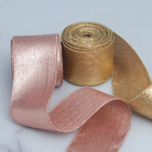 Dettaglio di nastri glitterati oro rosa e oro con bordi intrecciati e strutturati