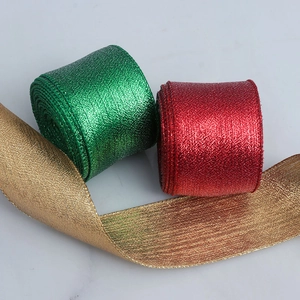 Dettaglio di nastri metallici glitterati in rosso verde e oro per confezioni regalo