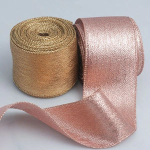 Dettaglio di nastri metallici glitterati color champagne e oro rosa per pacchetti regalo