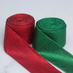 Dettaglio di nastri glitterati rossi e verdi per confezioni regalo di Natale e decorazioni