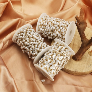 Catena di perle dorate fatta a mano con cuori su rocchetto per creazione gioielli