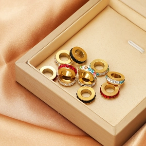 Goldene Edelstahlerlen mit großen Löchern und bunten Strasssteinen für DIY Schmuckdesign