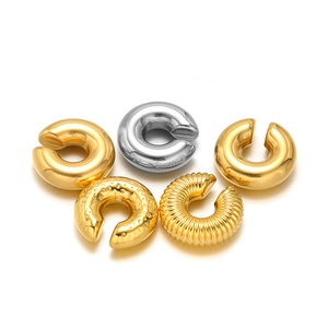 Pendientes minimalistas de acero inoxidable en oro y plata con acabados texturizados