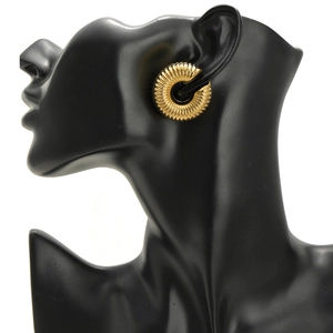 Pendientes de aro en espiral C de 30mm en acero inoxidable dorado sobre un busto negro