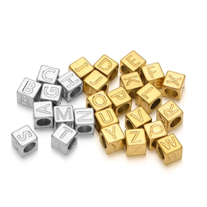 Goldene und silberne Buchstaben-Würfelperlen für DIY-Schmuck mit gravierten Alphabeten