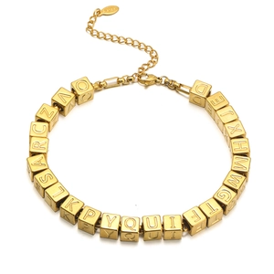 Verstellbares goldenes Edelstahl-Armband mit quadratischen Buchstabenperlen und Karabiner