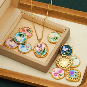 Pendenti con rose e farfalle in smalto e acciaio inossidabile dorato su vassoio elegante