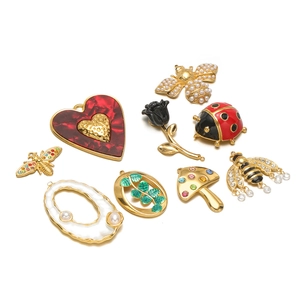 Ensemble de breloques en acier doré avec cœur, abeille, rose et détails émaillés