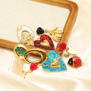 Set de bijoux DIY avec pendentifs cœur, abeille, coccinelle et mini roses sur soie