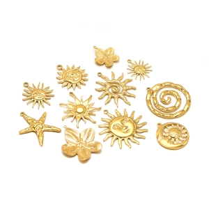 Ciondolo Faccia Sorridente in Acciaio Inossidabile Placcato Oro a Forma di Fiore per Accessori per la Creazione di Gioielli DIY