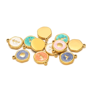 Pendentifs marins dorés avec émail coloré, motifs hippocampe et coquillage sur fond blanc