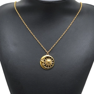 Collana in acciaio inossidabile placcato oro 18K con pendente sole e luna su busto