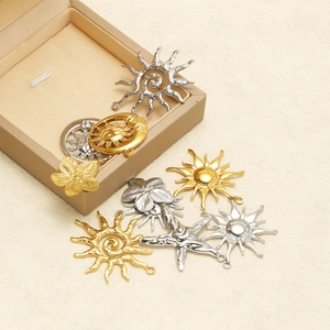 Ciondoli a sole e fiore in acciaio inossidabile placcato oro 18K per gioielli fai da te