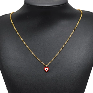 Collana dorata con ciondolo a cuore su espositore nero e dettagli in smalto rosso