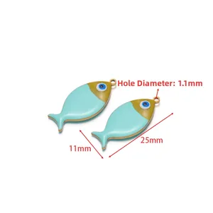 Ciondoli a forma di pesce smaltati dorati con malocchio per collane DIY 25x11mm