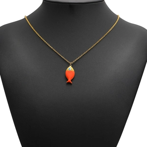 Collana con ciondolo a forma di pesce dorato con smalto arancione e charm occhio blu