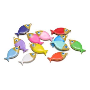 Set di 12 ciondoli a forma di pesce colorati in smalto con motivo occhio e gancio dorato