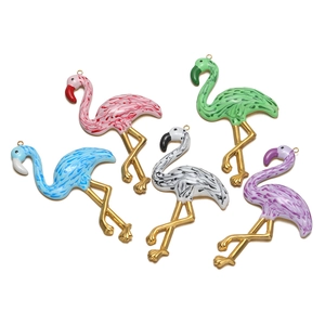 Cinq breloques flamants roses en émail marbré et métal doré pour bijoux faits main