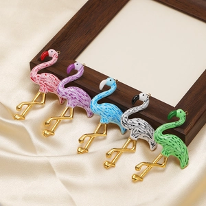Pendentifs flamants en émail doré de différentes couleurs sur fond de satin de luxe