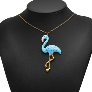 Collier pendentif flamant rose doré avec émail bleu marbré sur un buste de présentation noir