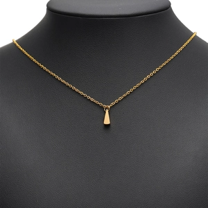 Collier minimaliste en acier inoxydable doré avec pendentif géométrique sur buste