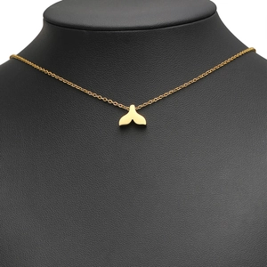 Elegante collana con ciondolo a coda di pesce in oro rosa lucido e catena in acciaio inossidabile
