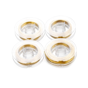 Detalle de cuatro carretes de hilo de acero inoxidable chapado en oro 18k para joyería DIY