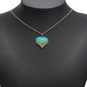 Colgante de corazón en oro con esmalte azul y textura fundida sobre un modelo
