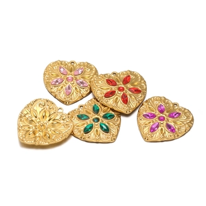Lot de cinq pendentifs coeur dorés avec relief floral et strass colorés