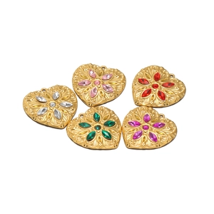 Pendentifs cœur dorés avec relief floral et cristaux colorés pour la création de bijoux