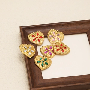 Pendentifs cœur en acier doré avec strass colorés et motifs en relief de style vintage