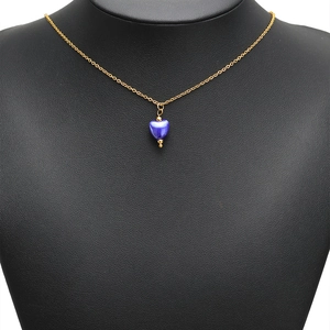Collier chaîne dorée élégant avec pendentif coeur en céramique bleu nacré sur modèle