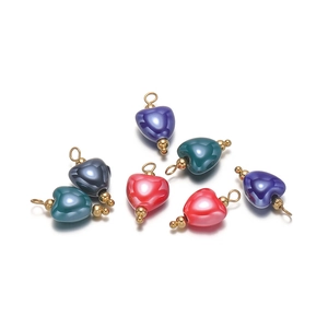 Pendentifs cœur en céramique colorée avec fermoirs dorés et accents de perles métalliques