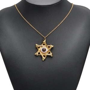 Collier en acier doré avec pendentif étoile gothique et détail d'œil marron réaliste