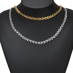 Detaillierte Makroansicht der flachen Uhrenarmbandketten aus 18k Gold und Silberstahl