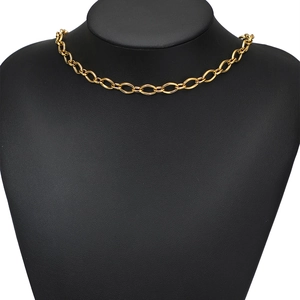 Minimalistische vergoldete Edelstahl-Gliederkette auf einem schwarzen Büstenständer