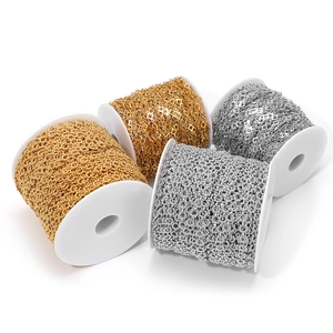 Edelstahl Gliederketten in Gold und Silber auf weißen Spulen für DIY Schmuckdesign