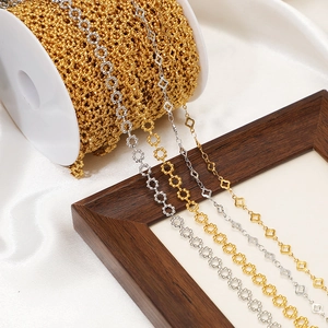 Gold- und Silberketten mit Blumenmuster für DIY-Schmuck auf weißen Rollen