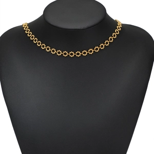 Exquisite goldene Klee-Glieder-Choker-Halskette auf einer schwarzen Schaufensterpuppe