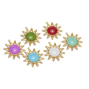 Set mit sechs goldenen Sonnenanhängern mit bunten Edelsteinen für DIY-Schmuckherstellung