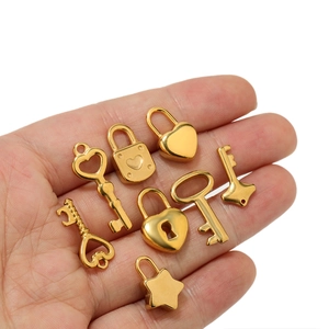 Set de candados de corazón de acero inoxidable dorado y llaves vintage mostrados en mano